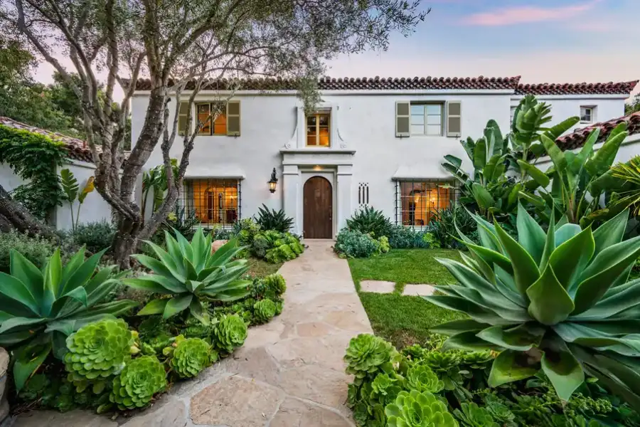 Seasonal Landscaping Tips For A Vibrant Residential Lawn in Niceville, FL